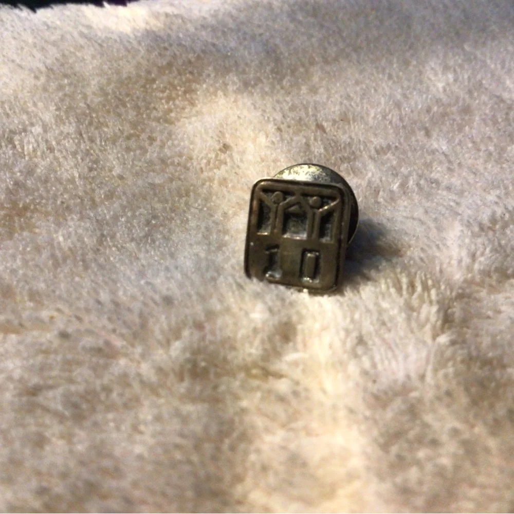 BRONZE TONE SQUARE 10 LAPEL/HAT PIN